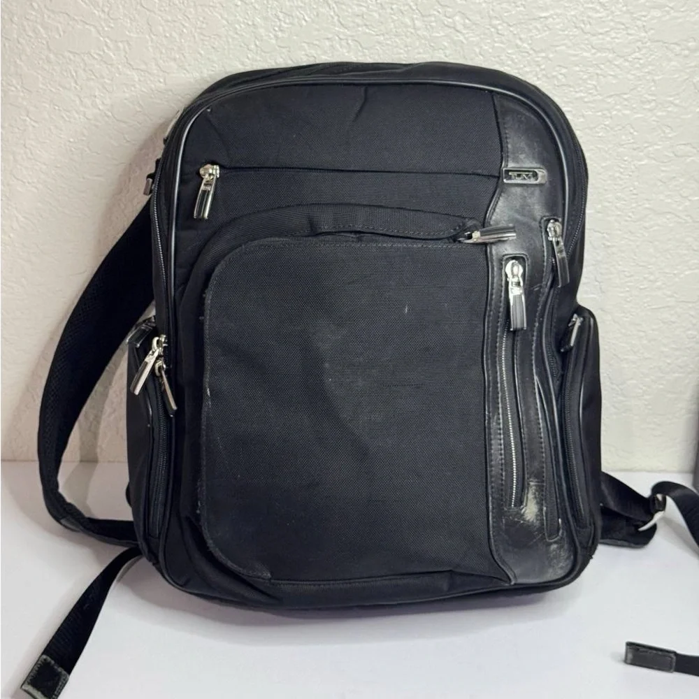 tumi arrive kingsford backpack Arrive' Barker Portmantos Signature details include smooth calfskin trim TUMI Black Nylon Arrive Kingsford